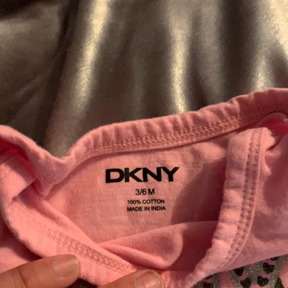 DKNY 3 -6 month Baby girl onesie pink - Picture 2 of 8
